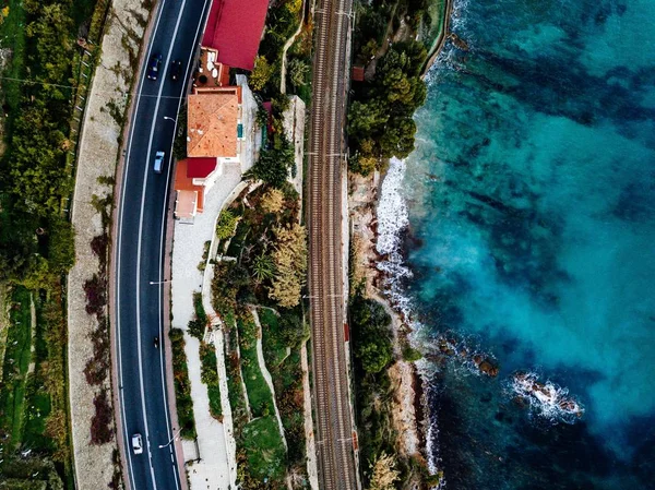 Veduta aerea di strada, autostrada e ferrovia che costeggiano l'oceano o il mare. Drone fotografia in Italia rurale — Foto Stock