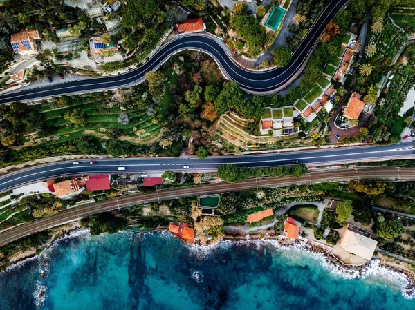 Veduta aerea di strada, autostrada e ferrovia che costeggiano l'oceano o il mare. Drone fotografia in Italia rurale — Foto Stock