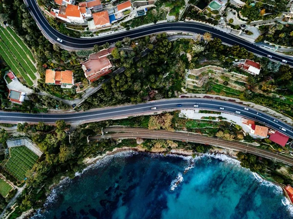 Veduta aerea di strada, autostrada e ferrovia che costeggiano l'oceano o il mare. Drone fotografia in Italia rurale — Foto Stock