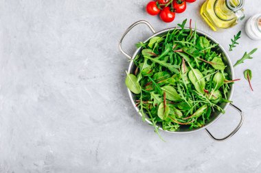 Taze yaprakları Arugula, marul, ıspanak, pancar ile karıştırın. Gri taş arka planda salata için malzemeler. 