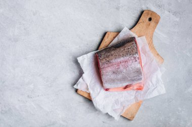 Gri arka planda pişirme için taze çiğ somon veya alabalıklar. 