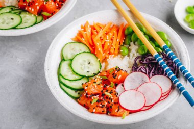 Somon kase poke pirinç, turp, salatalık, havuç, edamame, kırmızı lahana ile 