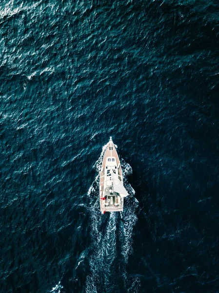 Veduta aerea di barche a vela con vele bianche in mare blu profondo — Foto Stock