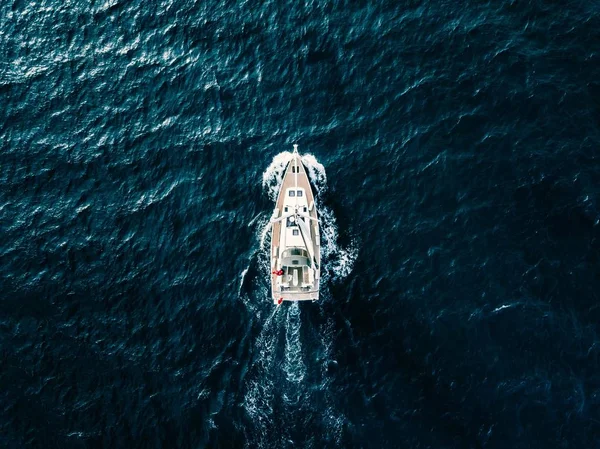 Veduta aerea di barche a vela con vele bianche in mare blu profondo — Foto Stock
