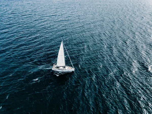 Flygfoto över segelfartyg segelbåtar med vita segel i djupblå havet — Stockfoto