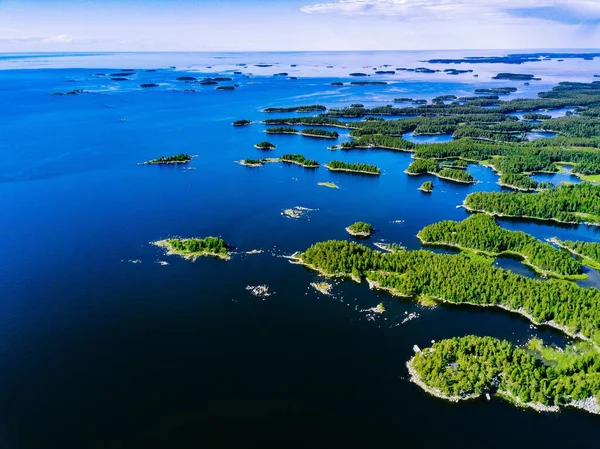 農村フィンランドの日当たりの良い夏の日の緑の森と青い湖の空中写真. — ストック写真