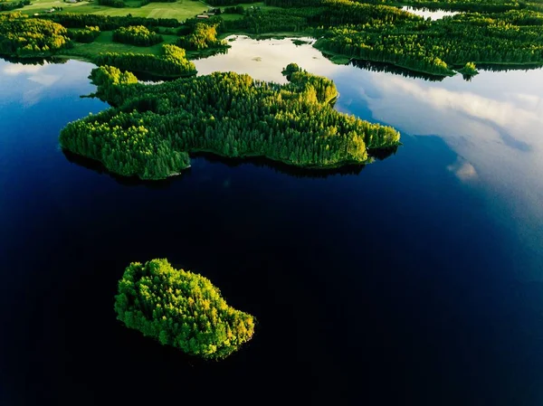 Letecký pohled modrých jezer a zelených lesů za slunečného letního dne v zemědělském Finsku. — Stock fotografie