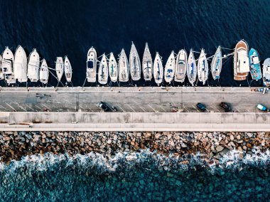 Italya 'da tekneler ve yatlar ile Marina havadan görünümü. Beyaz Yatlar üst görünümü ile mavi deniz manzara