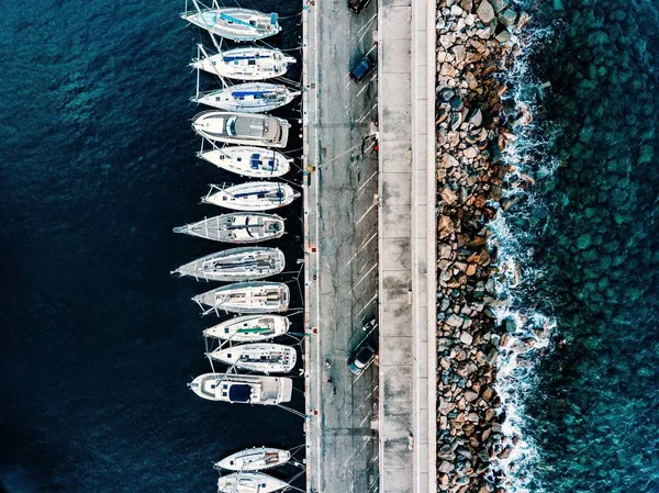 Flygvy över Småbåts hamnen med båtar och yachter i Italien. Blått havs landskap med vita yachter uppifrån — Stockfoto