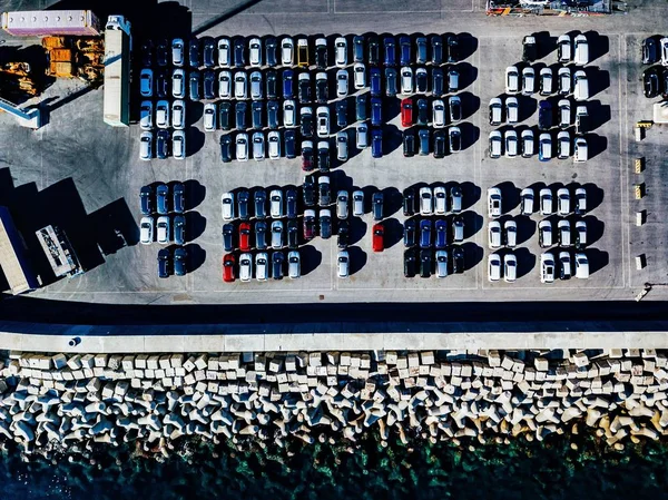 Veduta aerea delle auto usate allineate nel porto — Foto Stock