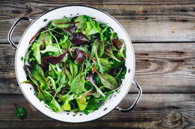 Taze yaprakları Arugula, marul, pancar ile karıştırın. Ahşap arka planda salata için malzemeler. 