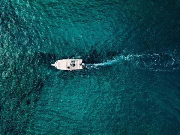 Vista aérea de la lancha en movimiento en el mar azul en Italia . — Foto de Stock