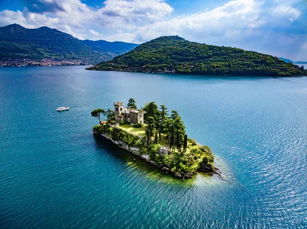 Vista aérea da ilha de Loreto, lago de Iseo, na Itália . — Fotografia de Stock