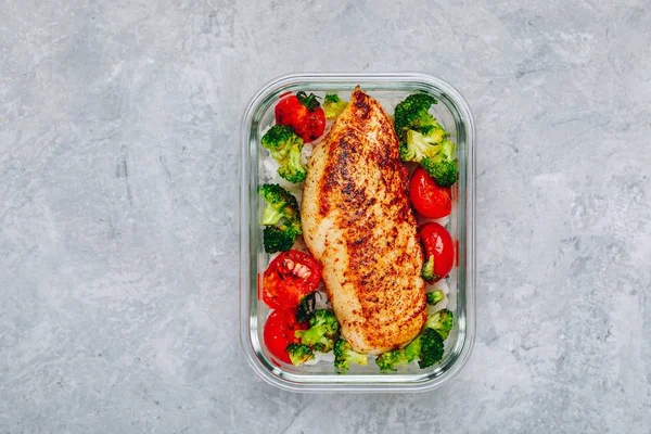 Grilled chicken meal prep containers with rice, broccoli and tomatoes. — Stock Photo, Image