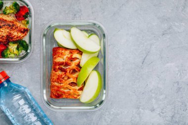 Pirinç, brokoli ve domates ve yeşil elma ile tatlı pasta ile ızgara tavuk yemek hazırlama kapları