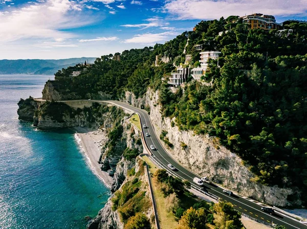 Veduta aerea della strada che attraversa un bellissimo paesaggio in riva al mare in Italia — Foto Stock