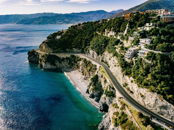 Italya 'da deniz tarafından güzel peyzaja giden yolun havadan görünümü — Stok fotoğraf