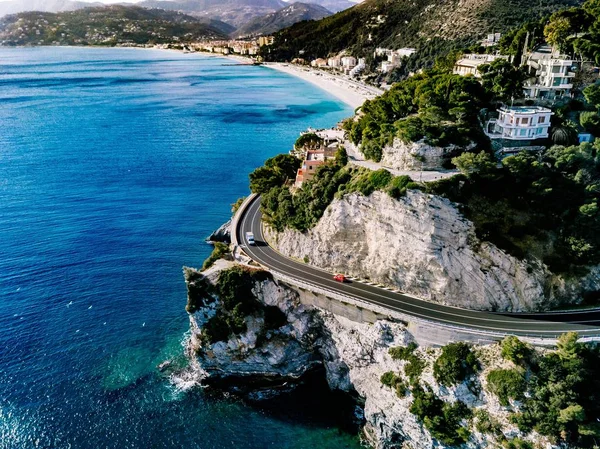 Flygvy över vägen som går genom vackra landskap vid havet i Italien — Stockfoto