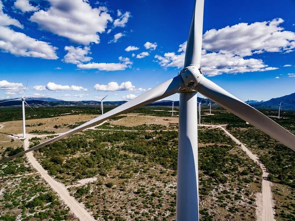 Turbiny wiatrowe lub wiatraki w krajobrazie pustynnym w Chorwacji — Zdjęcie stockowe