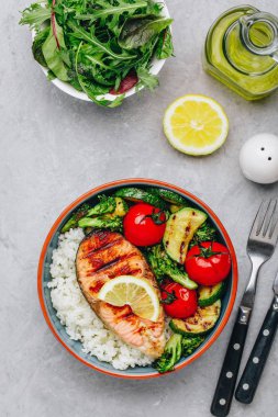 Izgara somon biftek ve pirinç, kabak, brokoli, domates .