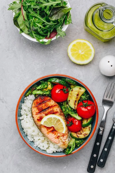 Izgara somon biftek ve pirinç, kabak, brokoli, domates .