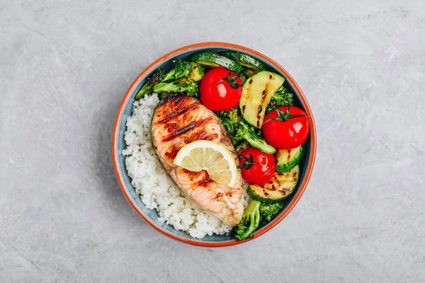 Izgara somon biftek ve pirinç, kabak, brokoli, domates .