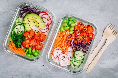 Somon, pirinç, turp, salatalık ve avokado ile poke yemek hazırlık kapları.