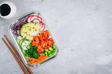 Somon, pirinç, turp, salatalık ve avokado ile poke yemek hazırlık kapları.