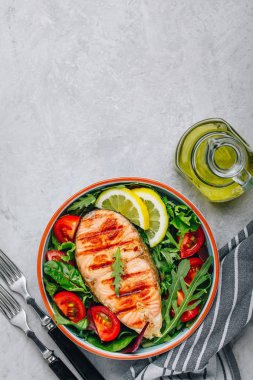 Taze yeşil arugula salata ve domates ile ızgara somon biftek