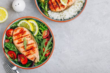 Taze ve pişmiş sebze ve pirinç ile ızgara somon biftek