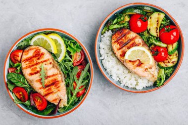 Taze ve pişmiş sebze ve pirinç ile ızgara somon biftek