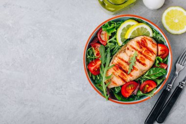 Taze yeşil arugula salata ve domates ile ızgara somon biftek