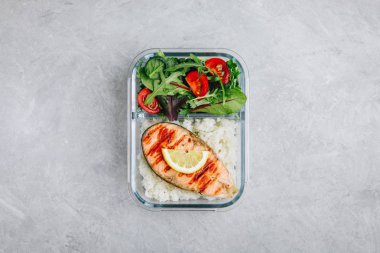 Somon ve pirinç ile Yemek hazırlık kapları, domates ile yeşil karışımı salata. Üst görünüm, kopyalama alanı