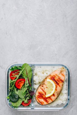 Somon ve pirinç ile Yemek hazırlık kapları, domates ile yeşil karışımı salata. Üst görünüm, kopyalama alanı