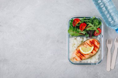 Somon ve pirinç ile Yemek hazırlık kapları, domates ile yeşil karışımı salata. Üst görünüm, kopyalama alanı