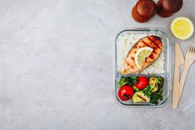 Somon ve pirinç ve pişmiş sebze ile Yemek hazırlık kapları. 