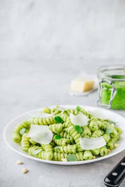 Çam fıstığı, fesleğen yaprakları ve parmesan peyniri ile Fusilli pesto makarna 