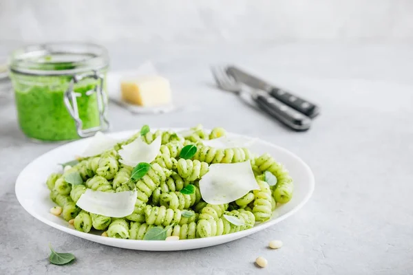 Fusilli-Pesto mit Pinienkernen, Basilikumblättern und Parmesan — Stockfoto