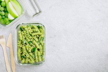 Vejetaryen yemek hazırlık kapları fesleğen ve çam fıstığı ile yeşil pesto makarna. Üstte görüntü