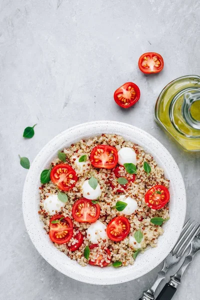 Quinoa, Mozzarella Peyniri, Domates ve Fesleğenli Sağlıklı Kase Salatası — Stok fotoğraf