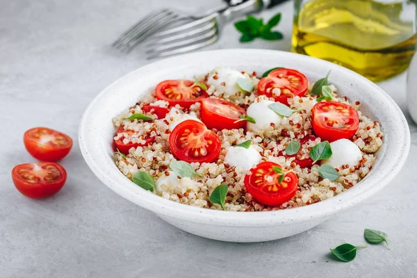 Salada saudável com Quinoa, queijo Mozzarella, tomate e manjericão — Fotografia de Stock