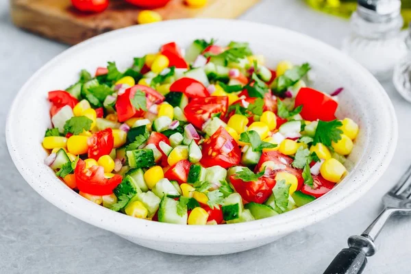 Ensaladera de maíz fresca de verano con tomates, pepinos, cebollas rojas y perejil . —  Fotos de Stock