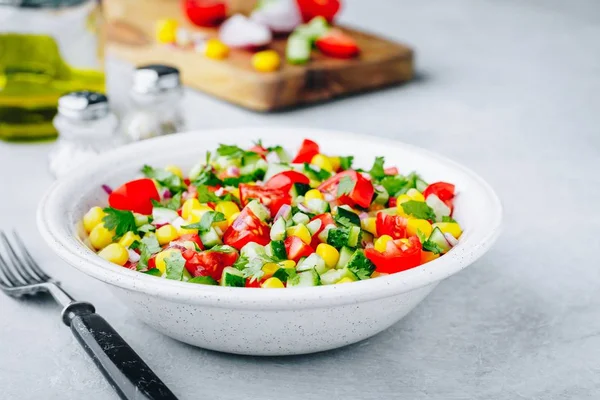 Ensaladera de maíz fresca de verano con tomates, pepinos, cebollas rojas y perejil . — Foto de Stock