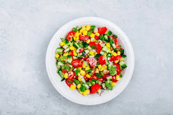 Verse zomer maïs slakom met tomaten, komkommers, rode uien en peterselie. — Stockfoto