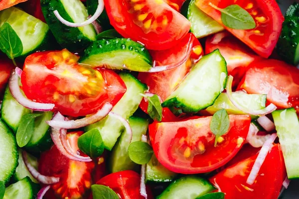 Świeża sałatka letnia miska z pomidorami, ogórkami, czerwoną cebulą, bazylią. — Zdjęcie stockowe