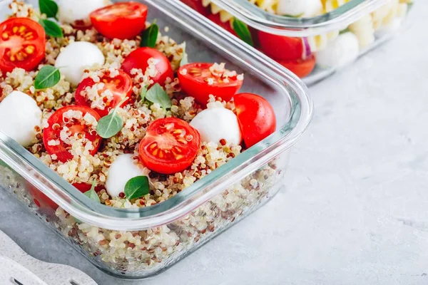 Envases vegetarianos con quinoa, mozzarella, tomate y albahaca . — Foto de Stock