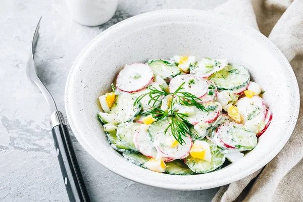 キュウリ、大根、卵とクリームフレッシュドレッシングの新鮮な夏のサラダ — ストック写真