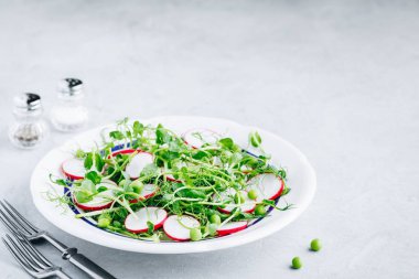 Taze yeşil bezelye turp ile salata vuruyor. 
