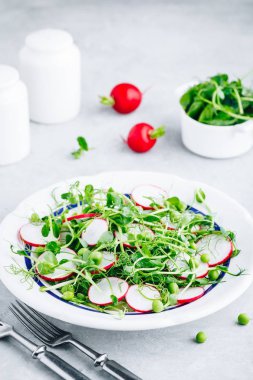 Taze yeşil bezelye turp ile salata vuruyor. 