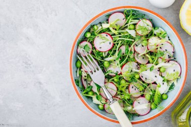 Bezelye sürgünler ve turp ile taze yaz rezene salatası